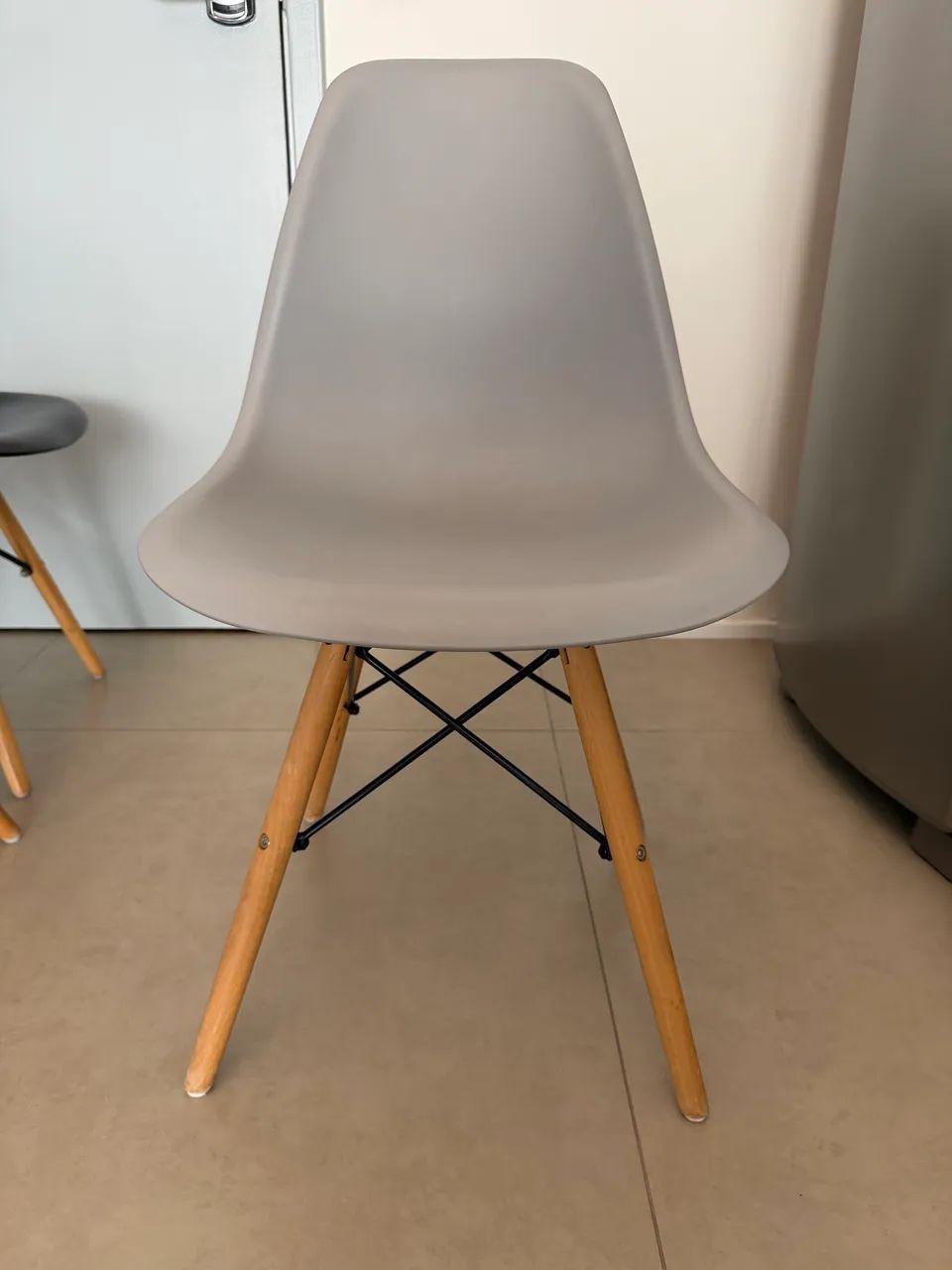 Cadeira Modelo Charles Eames (Cinza)