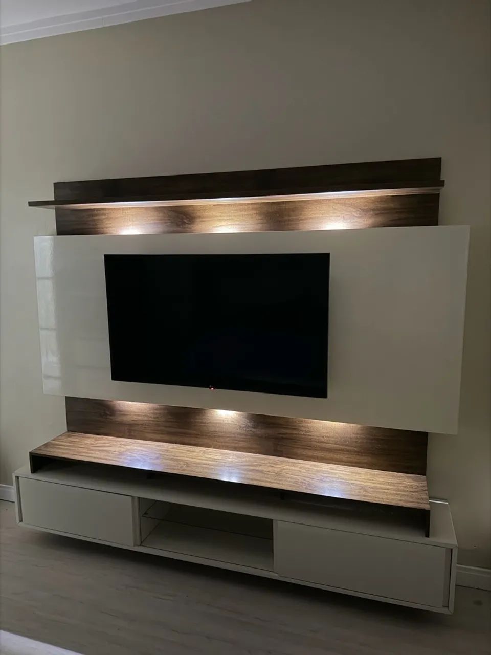 Painel para TV com Rack e LED - 2,20 x 1,85m