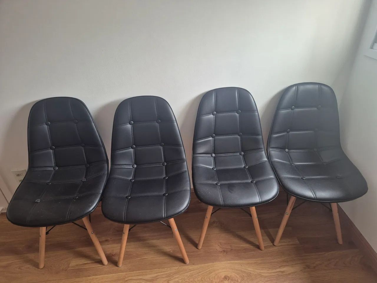 Conjunto de 4 Cadeiras Eames Botonê Pretas