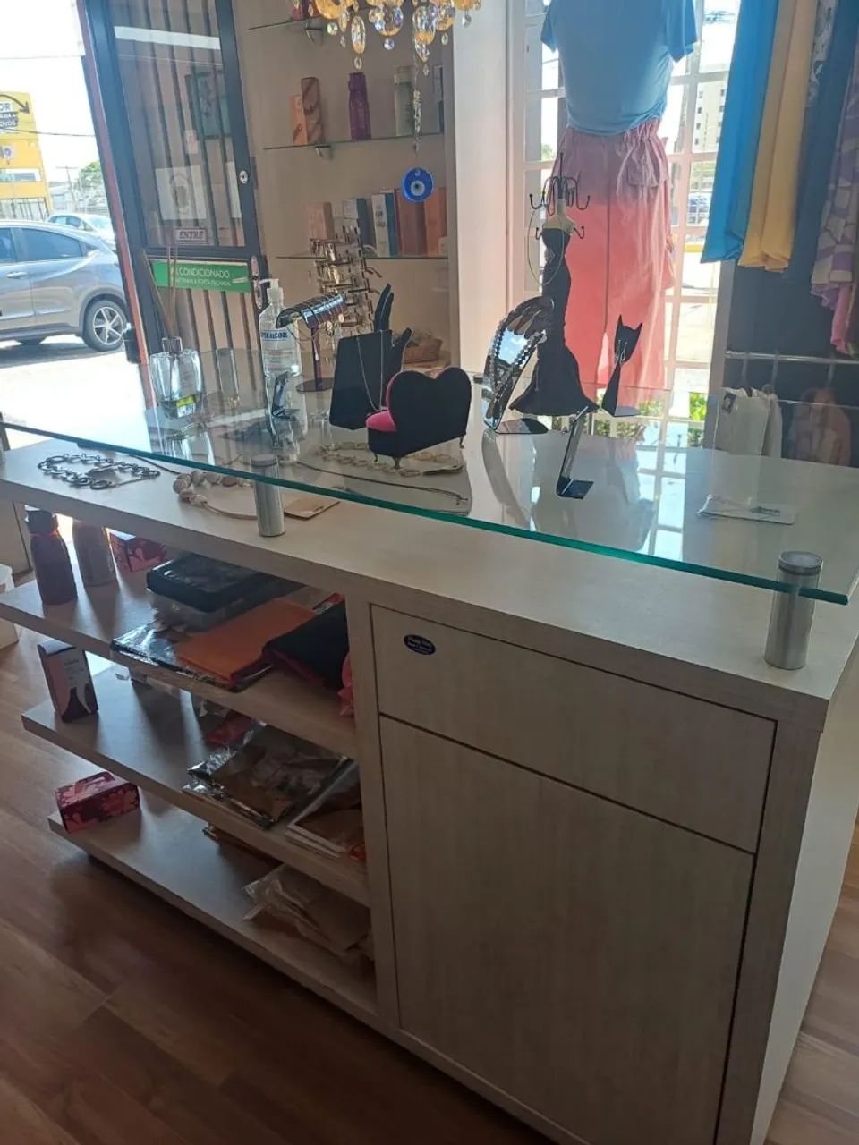 VENDO BALCÃO EM L E ILHA CENTRAL.