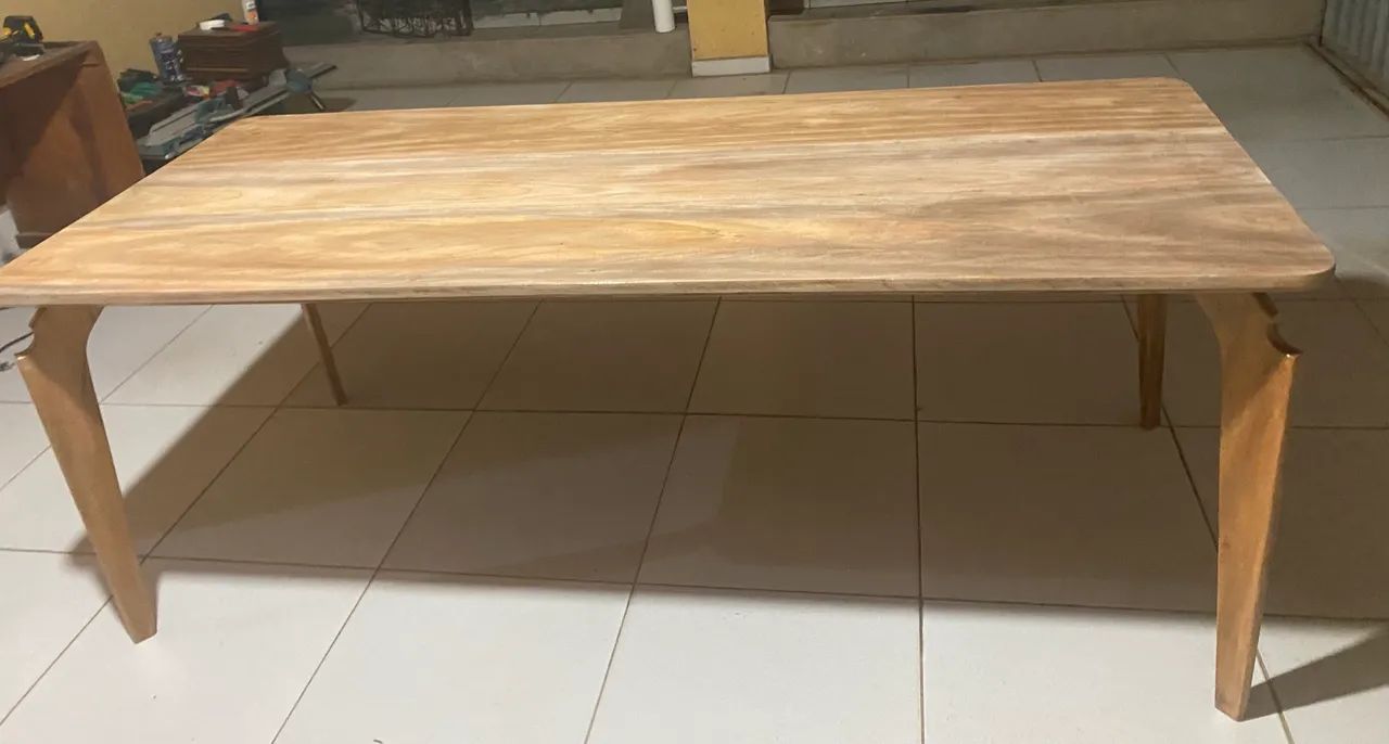 Mesa de madeira timborana para 6 cadeiras. - Foto 4