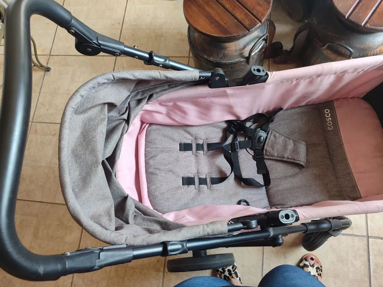 Carrinho de bebê Cosco. Cinza e Rosa. - Foto 4