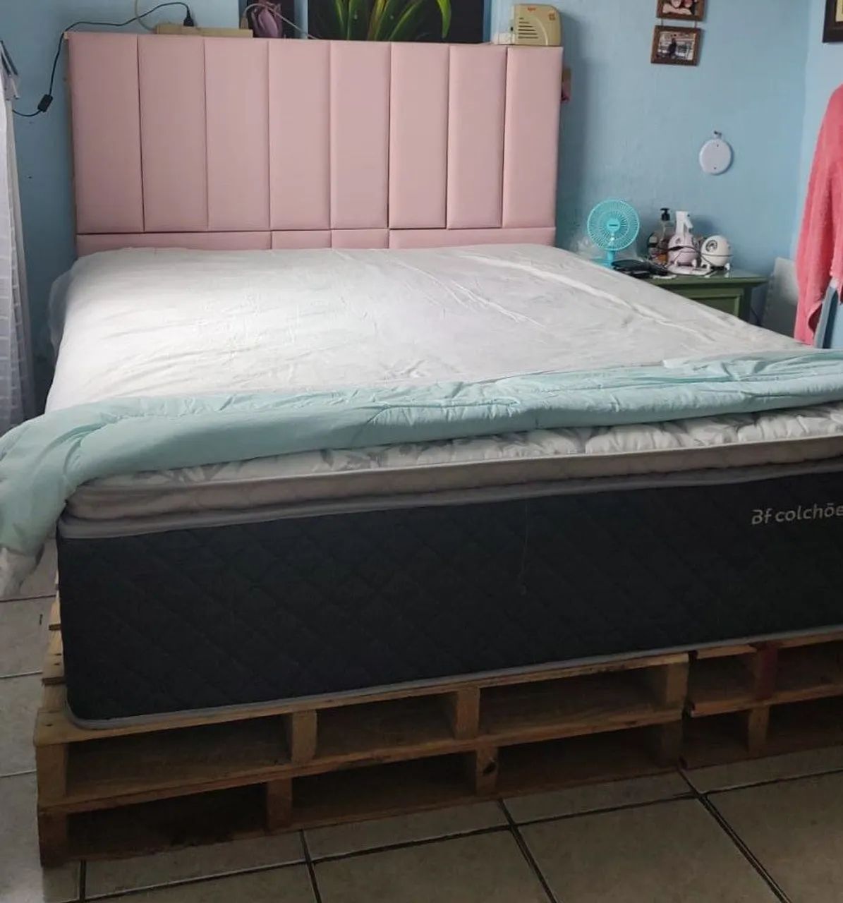 Cama Quen de palete, com colchão.