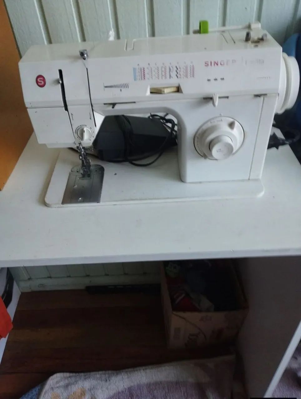 Máquina de costura Singer facilita , com mesa própria  , semi nova  - Foto 5