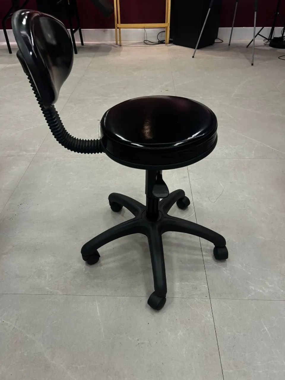 Mocho Estética com Encosto e Rodinhas - R$ 150 - Foto 2