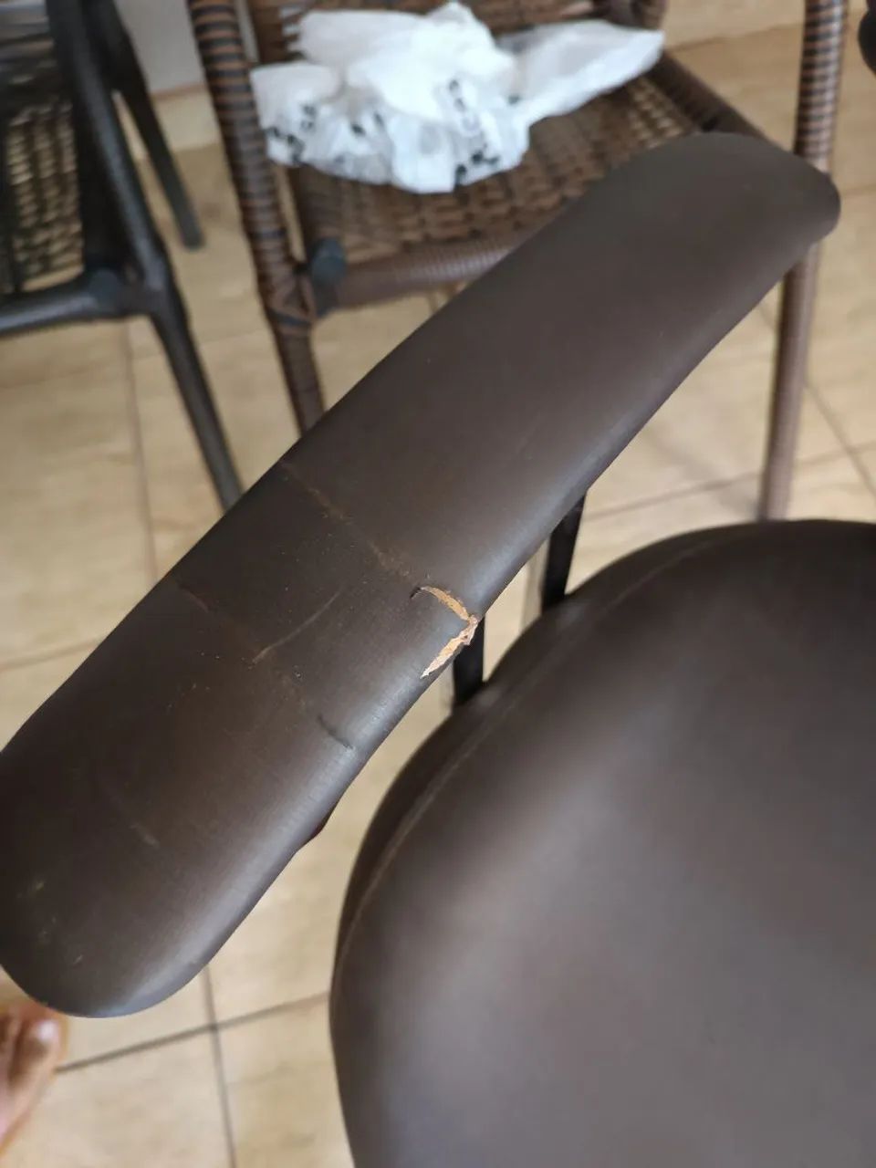 CADEIRA DE SALÃO COM ALGUNS DETALHES  - Foto 2