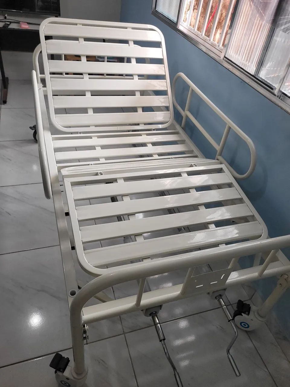 Cama Hospitalar 2 Manivelas Supermedy e Colchão Hospitalar D-28 com capa impermeável. - Foto 3