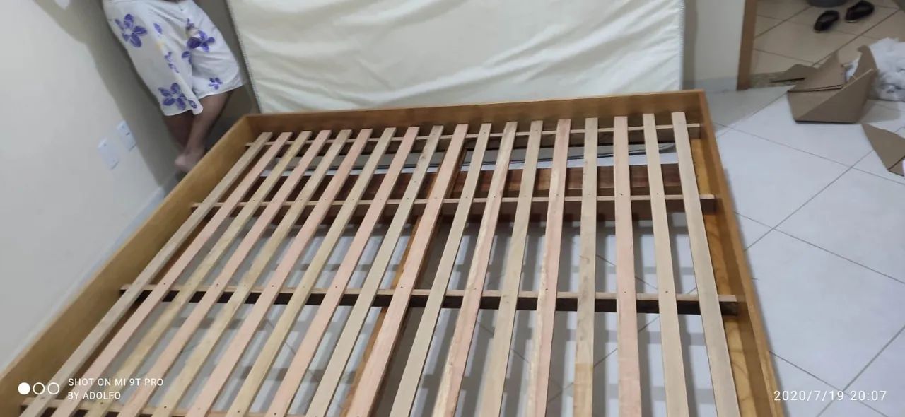 Cama flutuante madeira maciça KING com colchão 