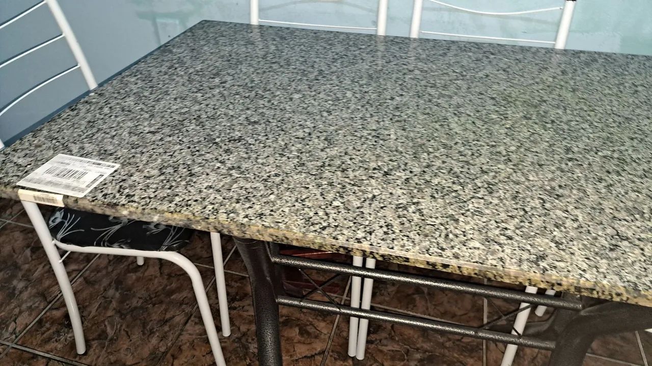 Mesa de mármore com 04 cadeiras