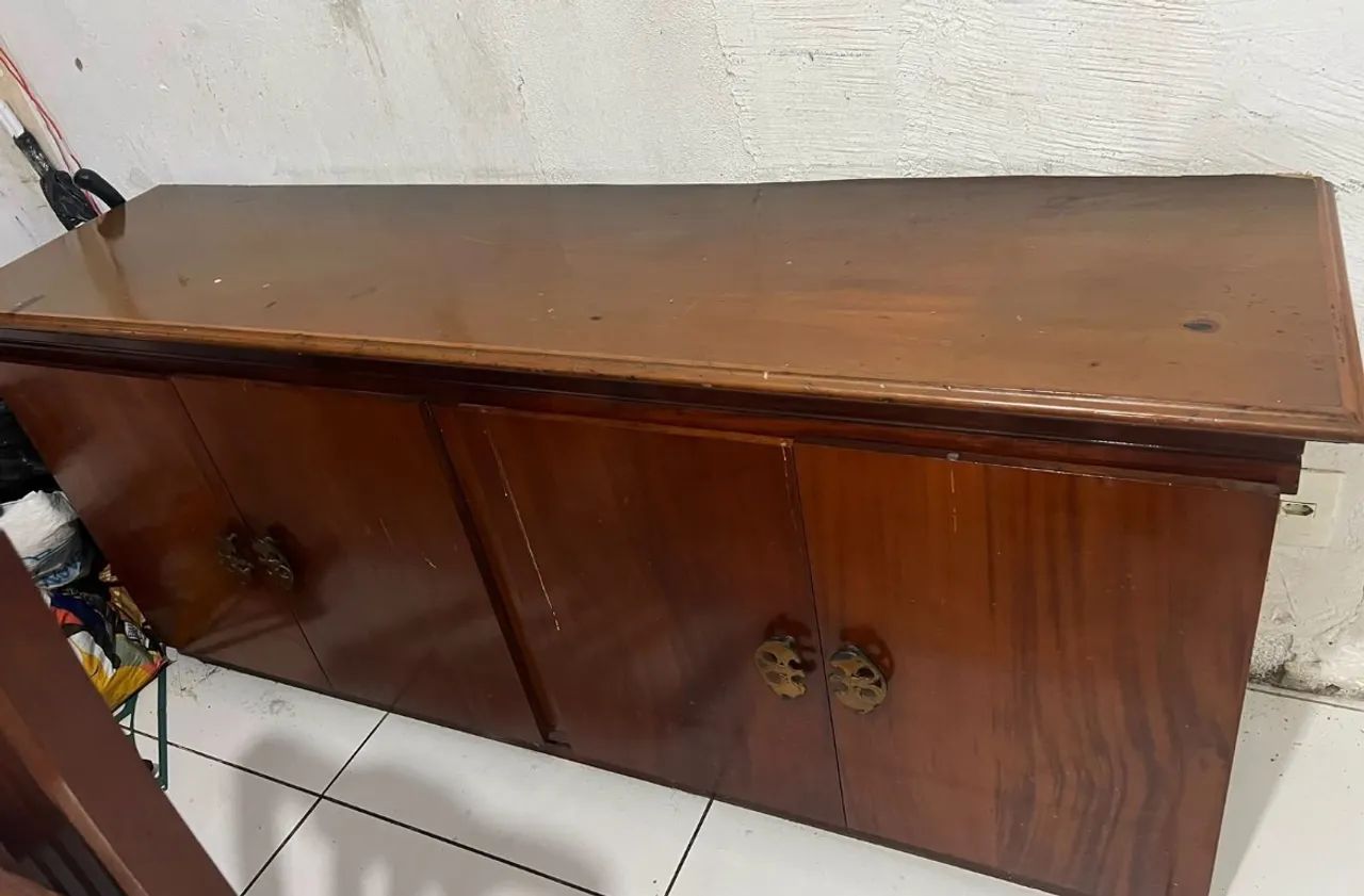 Mesa com cadeiras e um aparador  - Foto 5