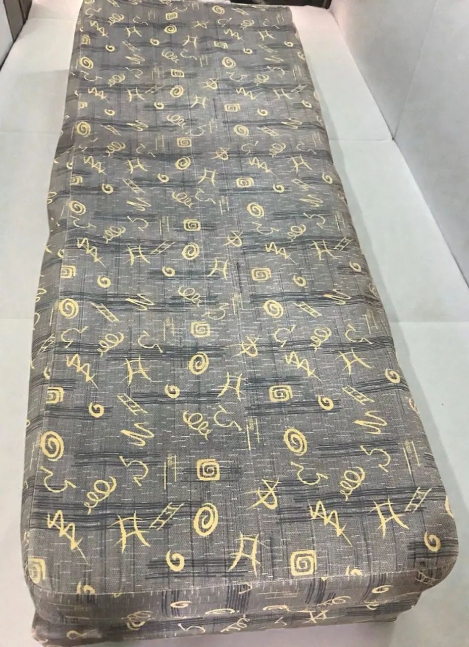 Cama de solteiro, cinza, estampada.