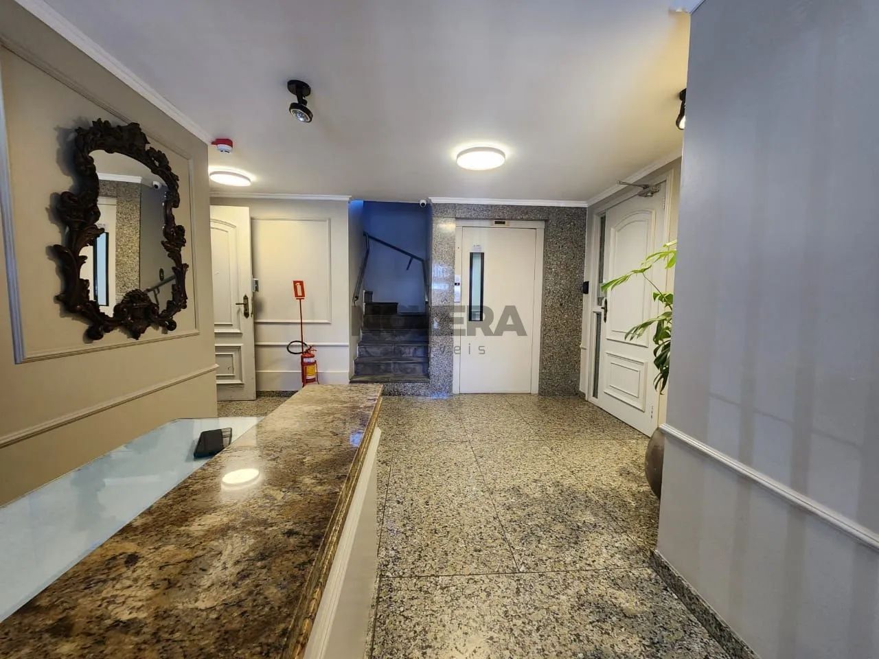 Amplo apartamento central com 2 vagas - Foto 4