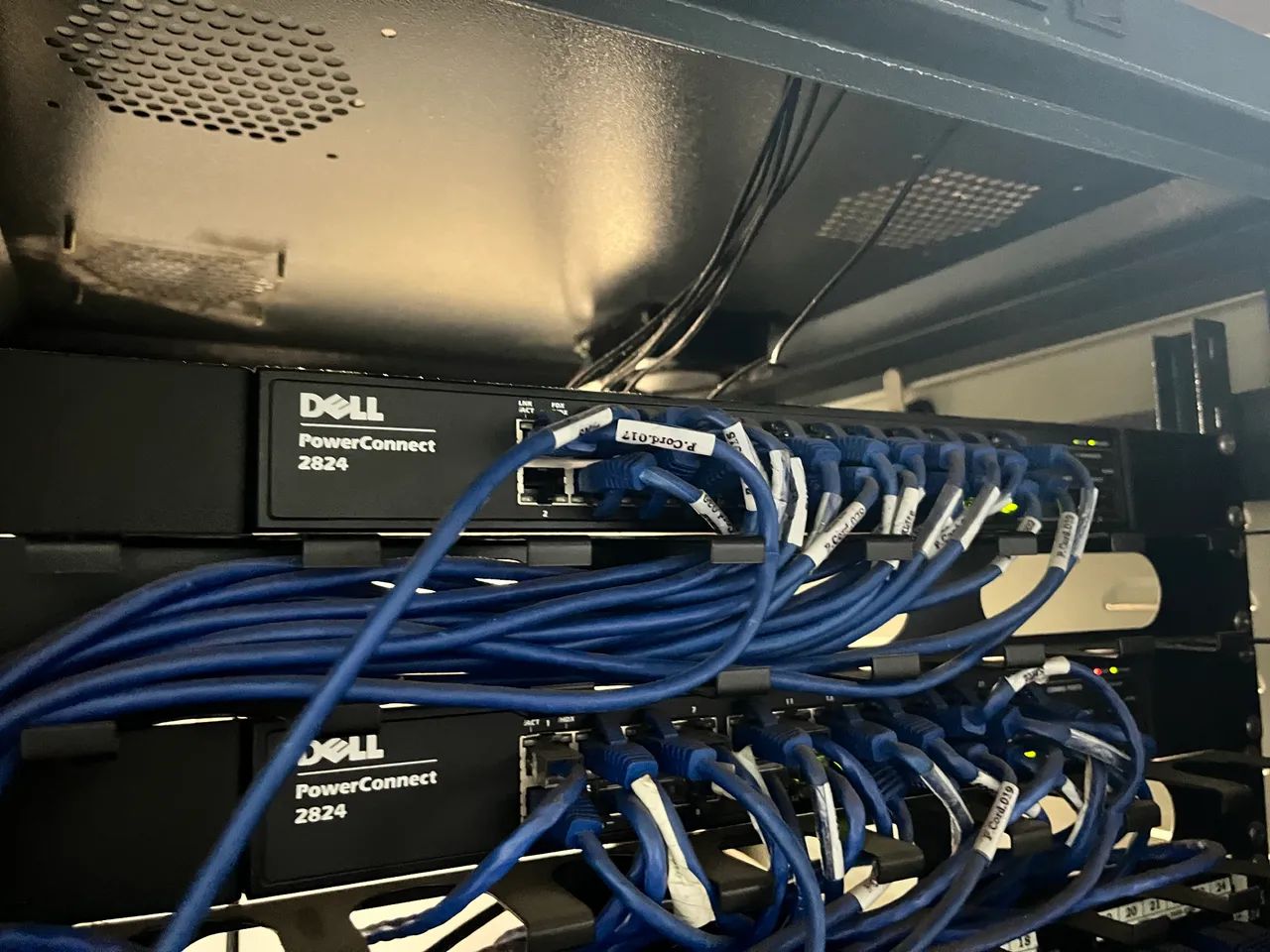 Equipamentos de rede: Rack 44u, switches Dell, patch panel e servidor Dell - Foto 3
