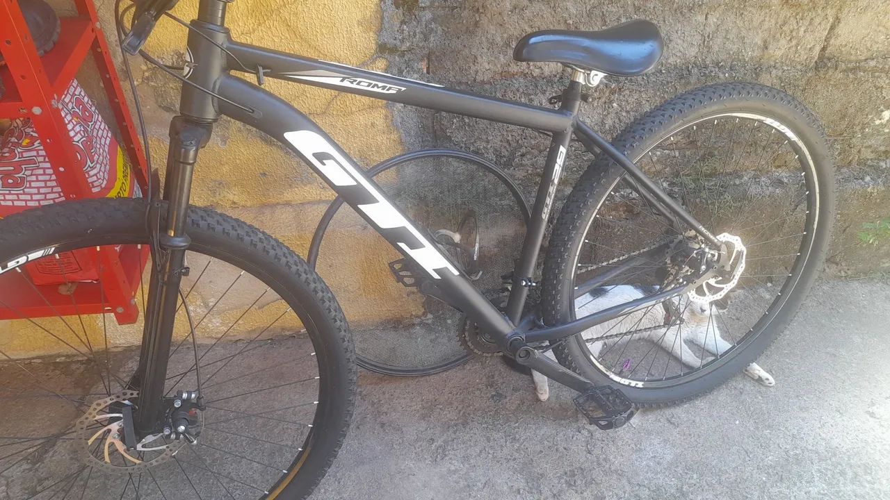 CADEIRA GAMER E UMA BICICLETA 