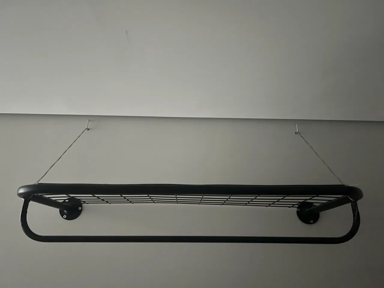 Arara de parede com cabideiro e prateleira  - Foto 4