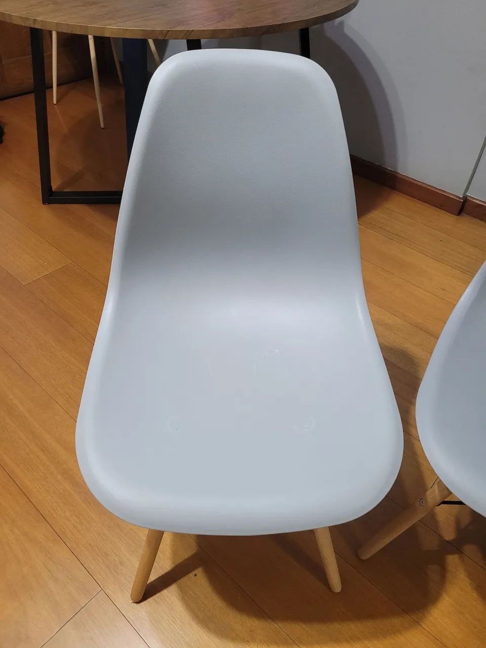 4 Cadeiras Eames Eiffel com base em madeira. - Foto 2