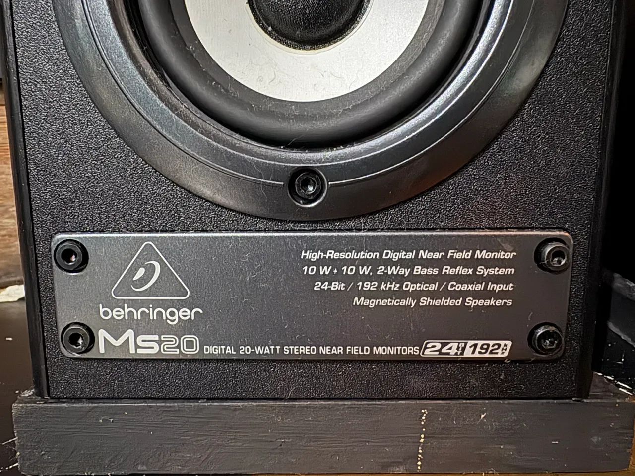 Monitores de referência Behringer