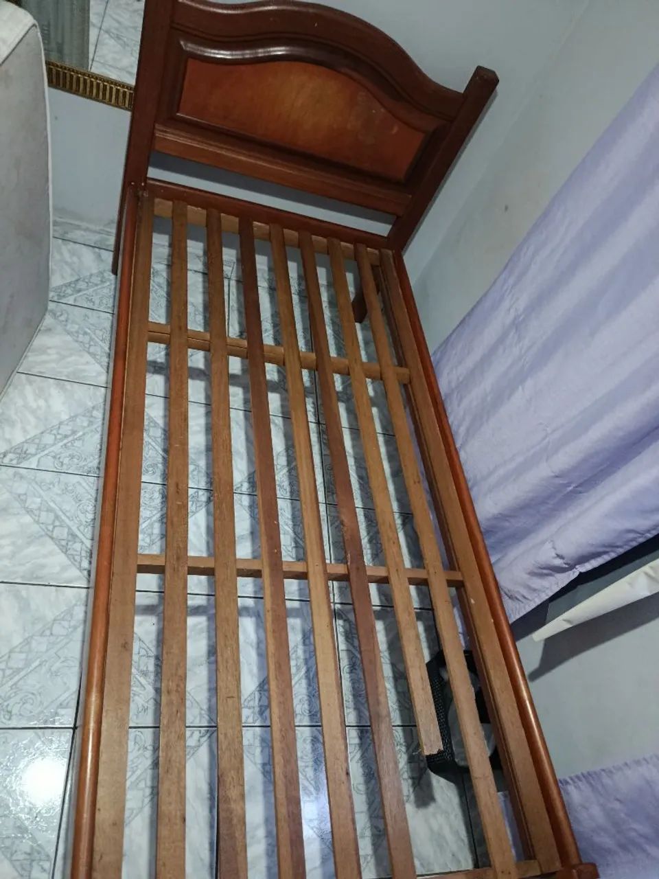 Cama de madeira antiga 