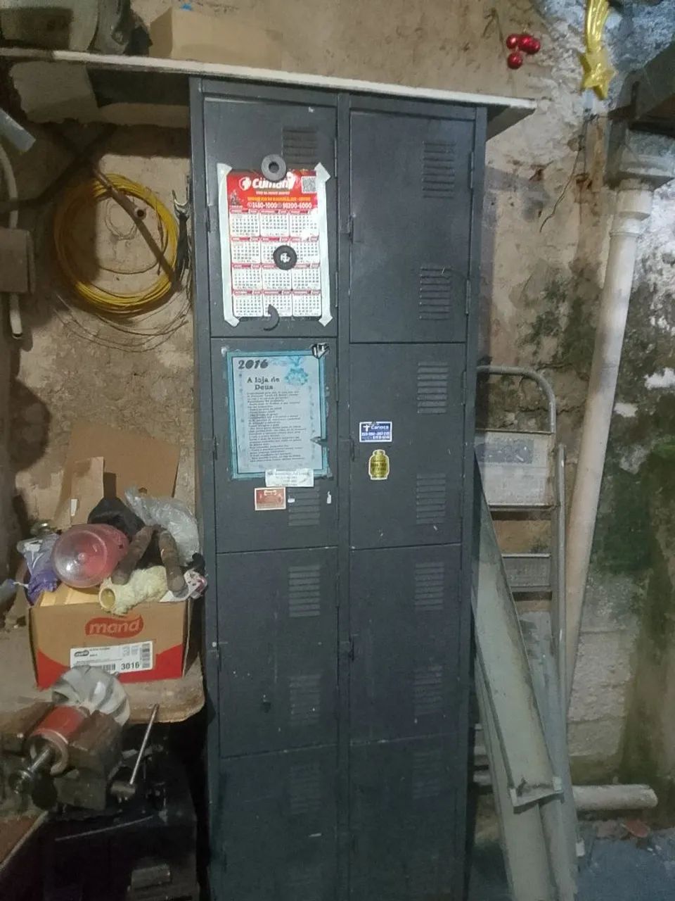 Armário de metal com 8 portas 