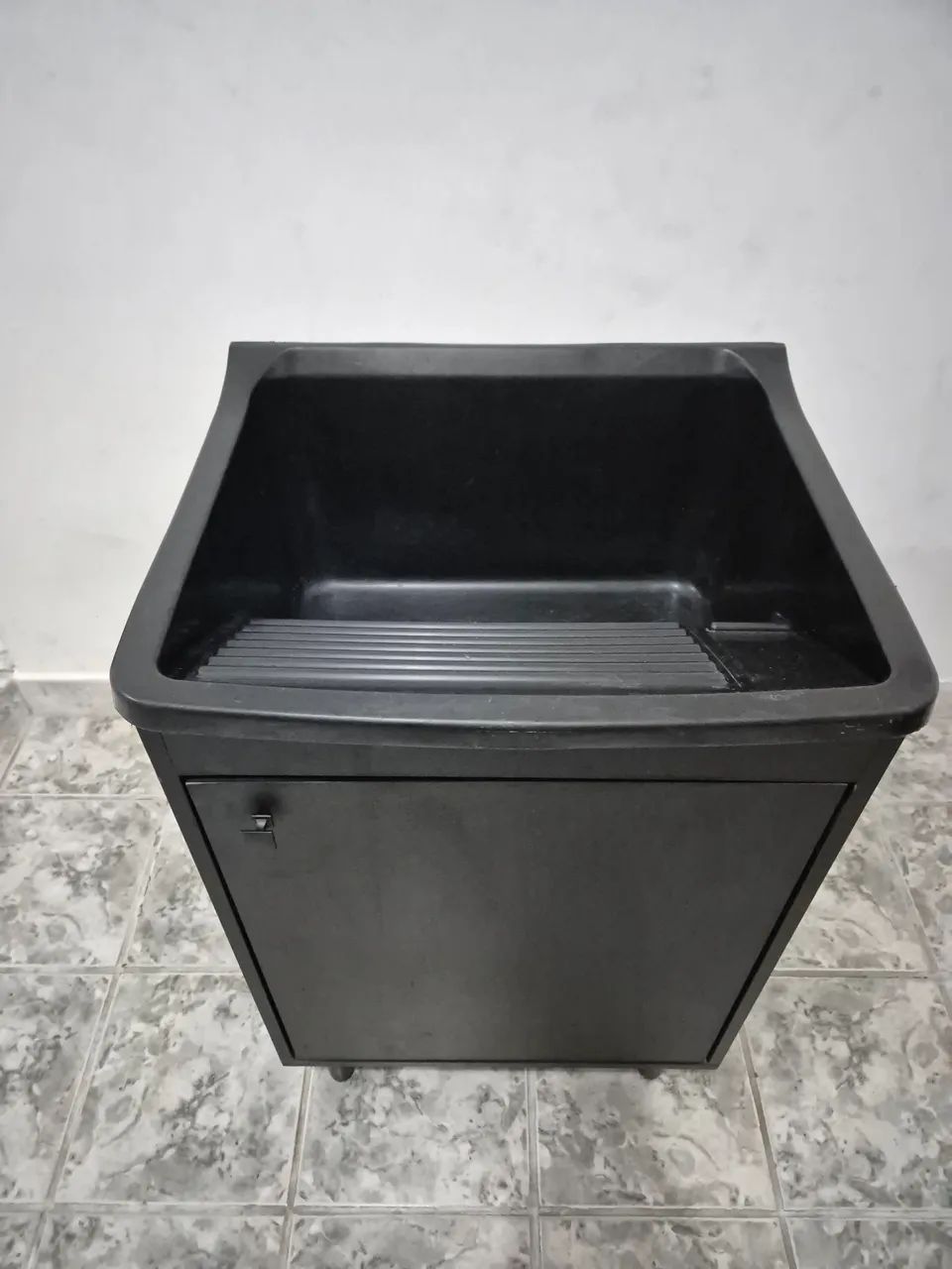 Tanque de lavanderia com Gabinete