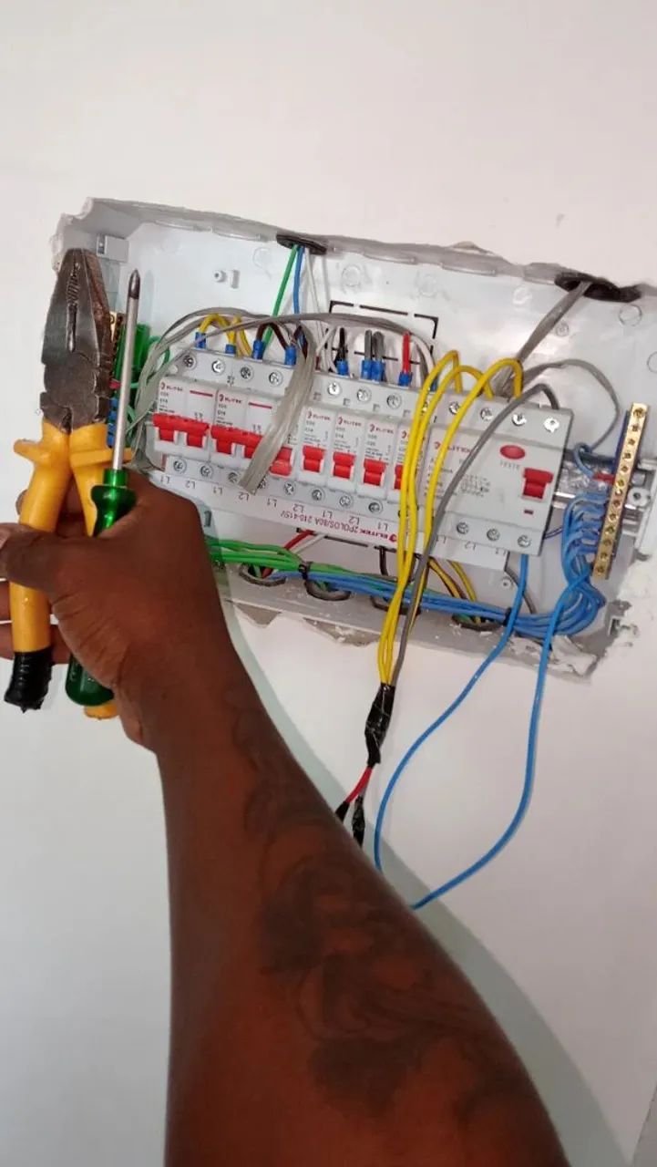 Serviços de elétrica e pedreiro 