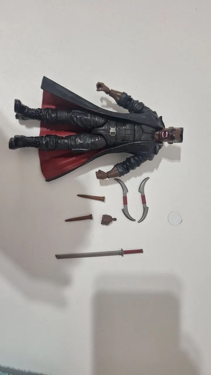 Marvel Legends Blade - faltando uma mão e pescoço desencaixado - Foto 5