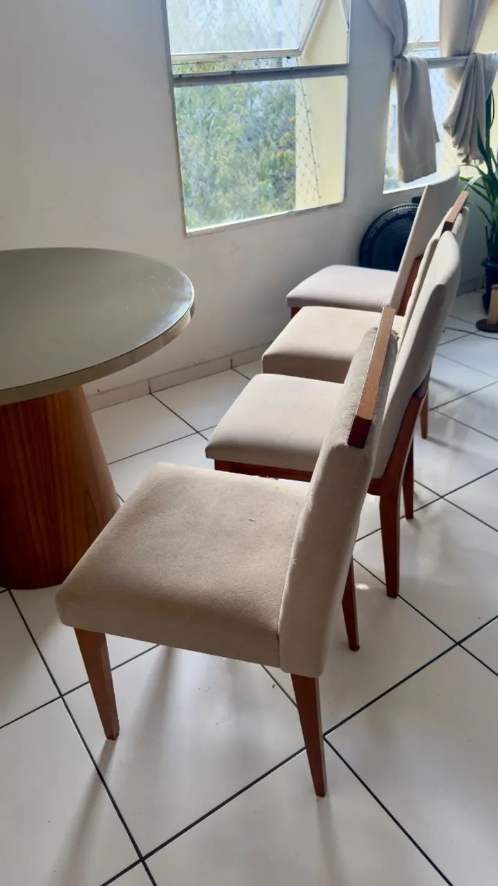 Mesa de jantar com tampo de vidro  madeira Maciça  - Foto 4