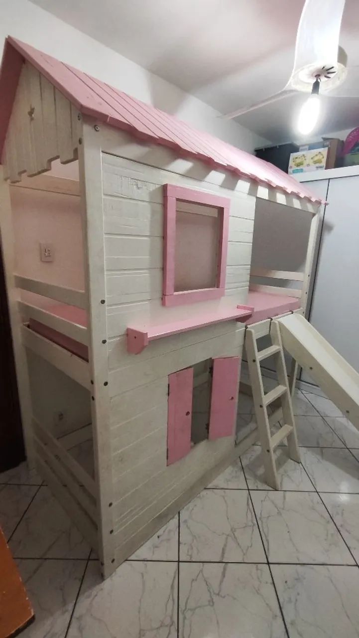 Bunk bed in house shape
