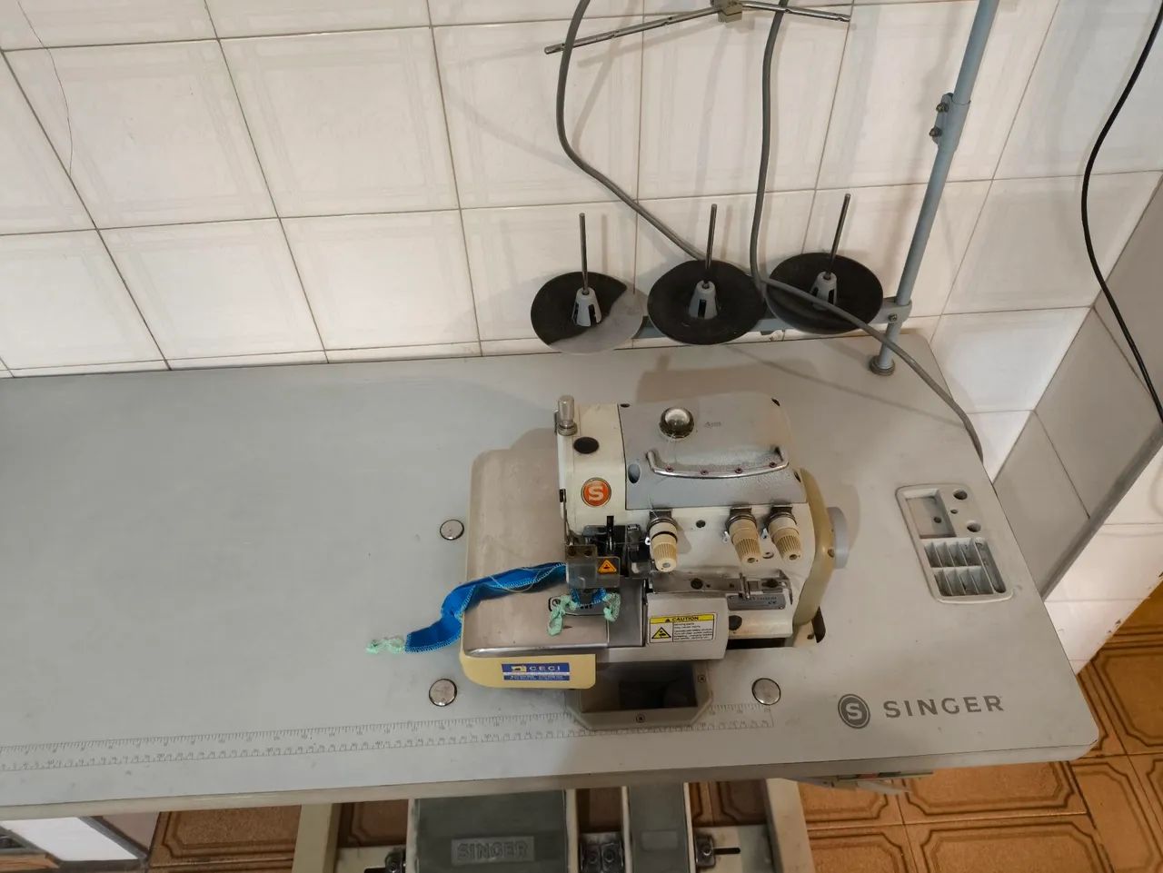 Máquina Overloque SINGER 322D-131M-04 - Foto 3