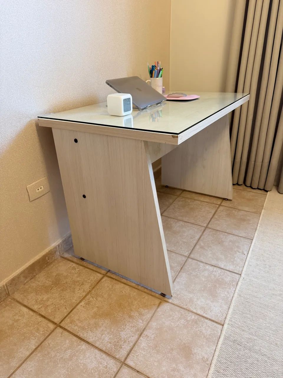 Mesa para escritório de mdf e vidro protetor - Foto 3