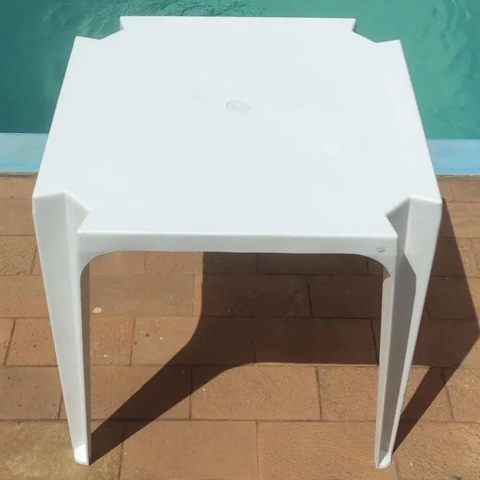 STURDY PLASTIC TABLE64985860927490120