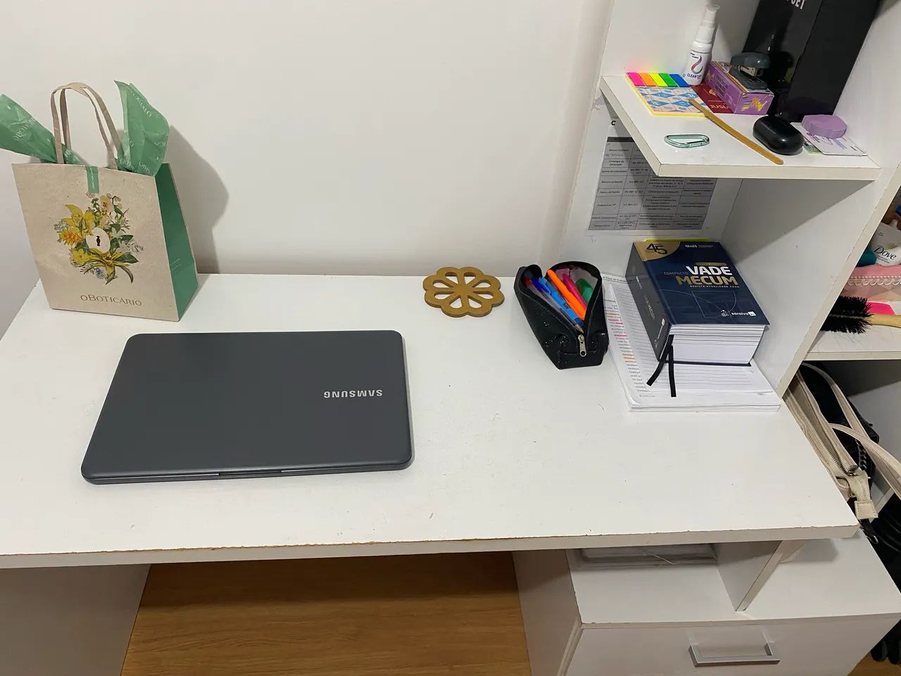 Desk447429182353592323
