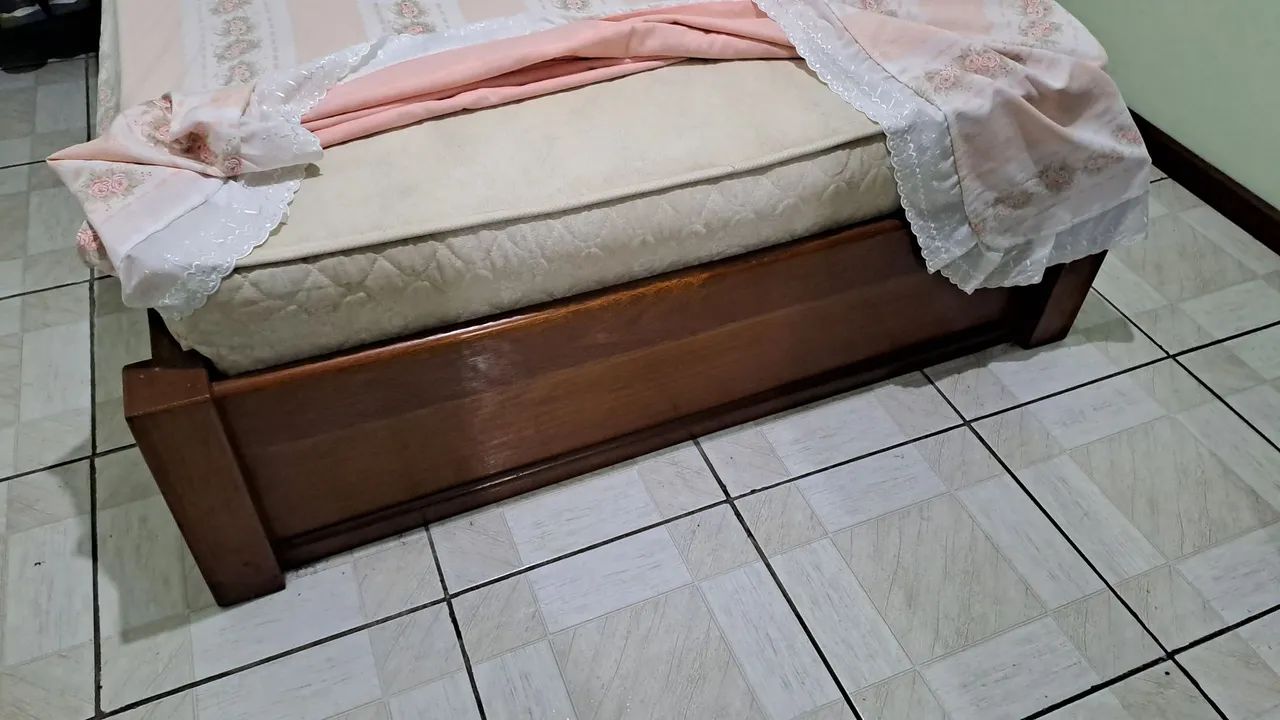 CAMA 4 GAVETAS MADEIRA.
