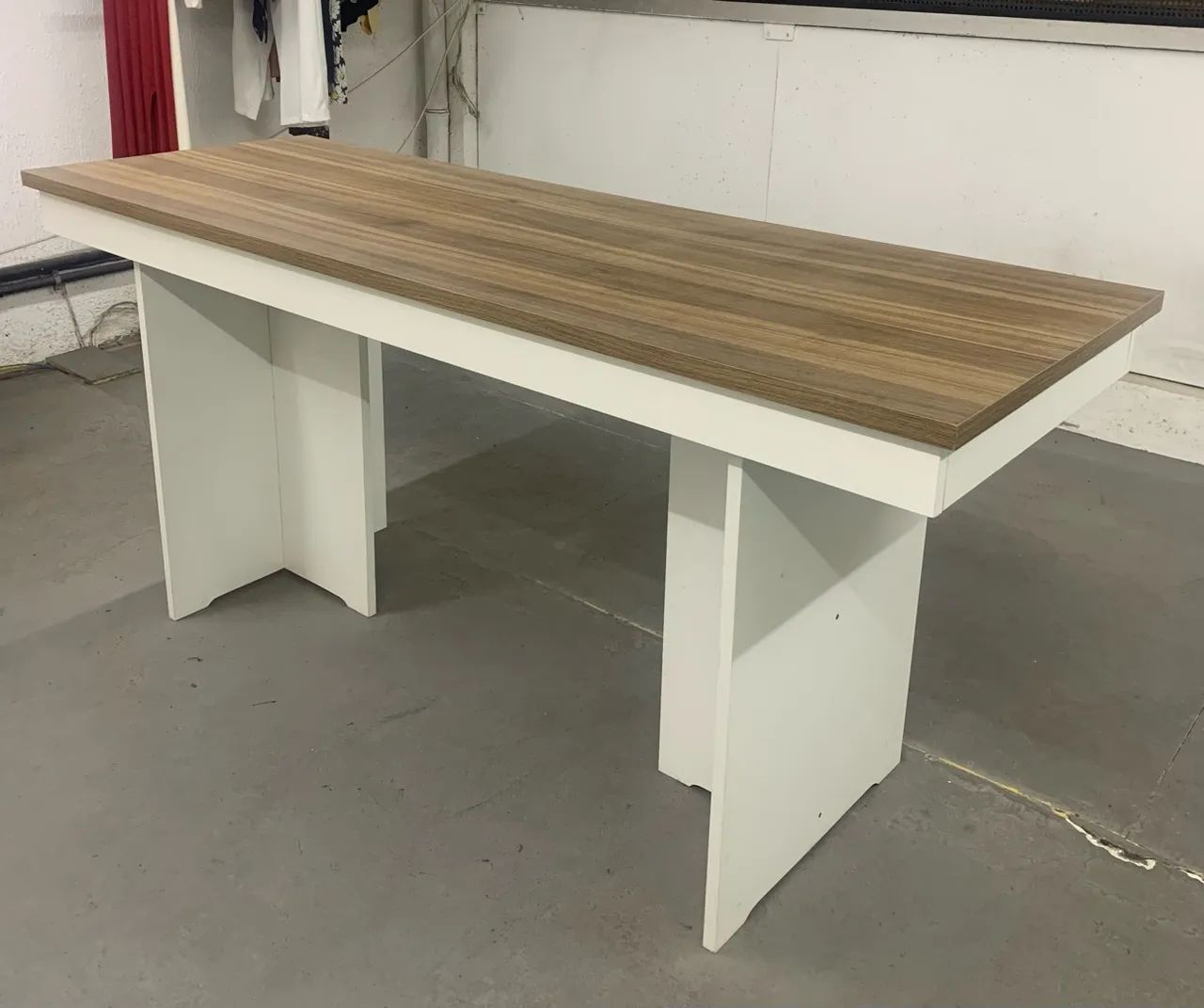 Mesa de MDF branca com tampo amadeirado - 1,70 m - Foto 2