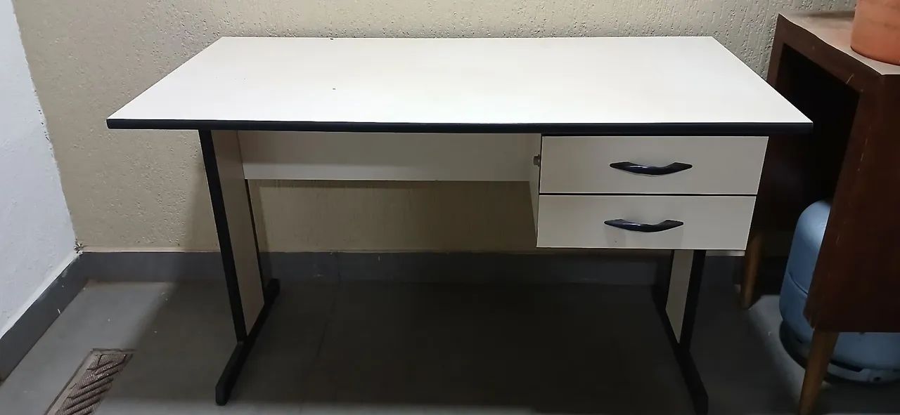 Mesa com gaveta ,perfeito estado R$ 200,00  - Foto 2