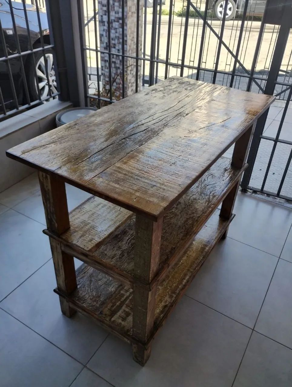 Mesa de peroba com verniz