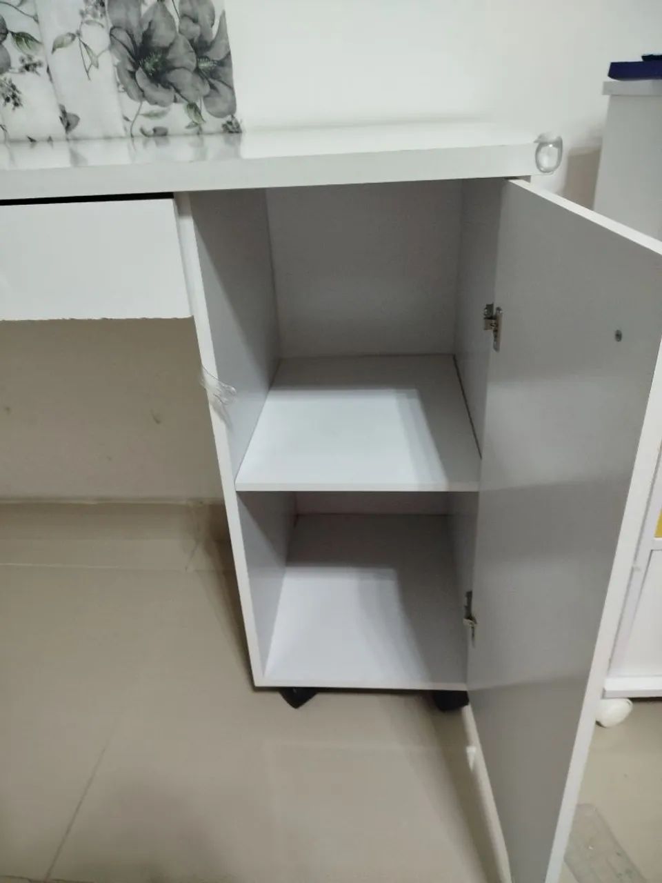 Mesa de Escritório Branca com Rodinhas - Bem Conservada - Foto 3