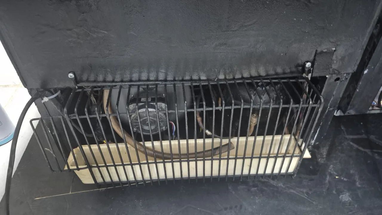 Expositora pequena para bebidas metal frio 220v perfeito  - Foto 6