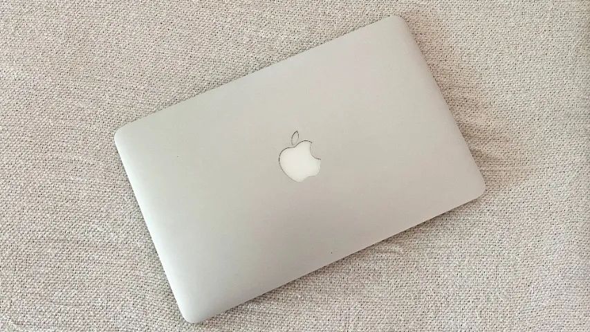 MacBook本体 MacBook air 2011 Macbook Air 2011 | i5 | 4GB RAM | SSD 256GB | PC Builder