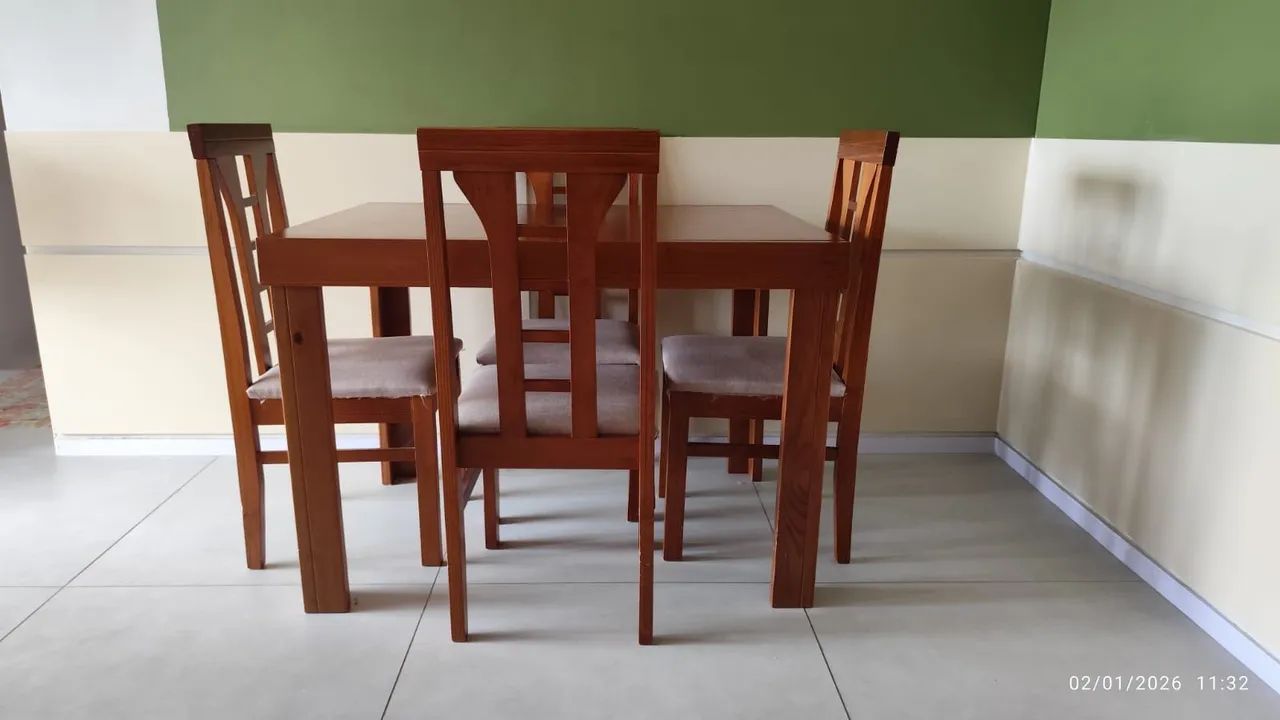 MESA DE JANTAR + 4 CADEIRAS EM MADEIRA 