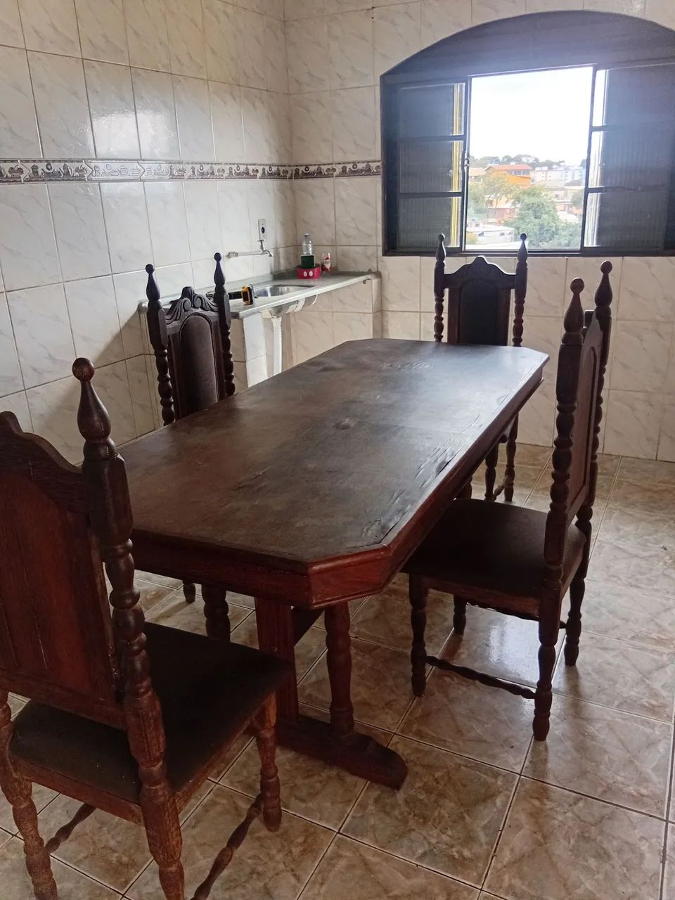 Vendo uma mesa com quarto cadeiras sucupira antiga  - Foto 3