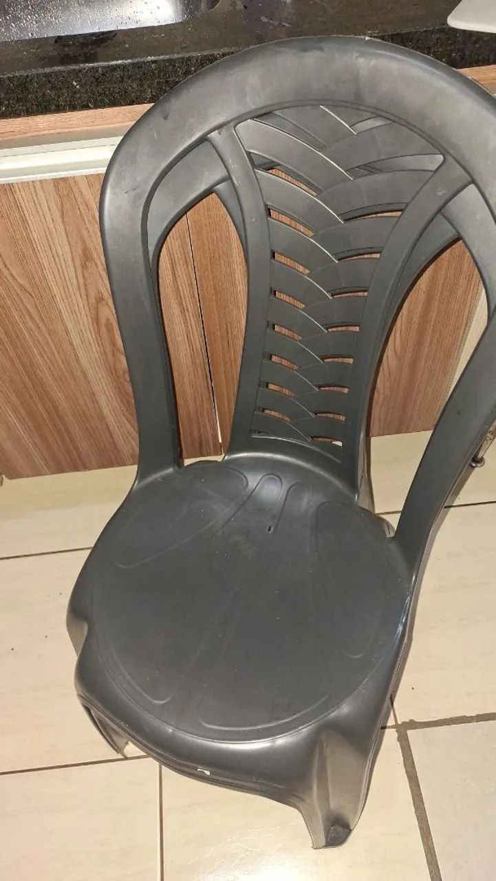 2 Cadeiras Plásticas Pretas - Vendo Juntas ou Separadas