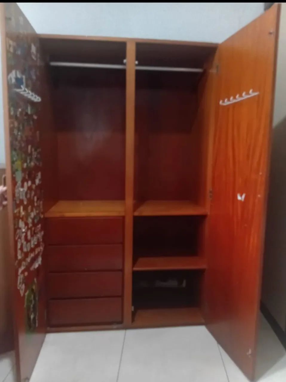 Guarda roupa antigo em madeira maciça 