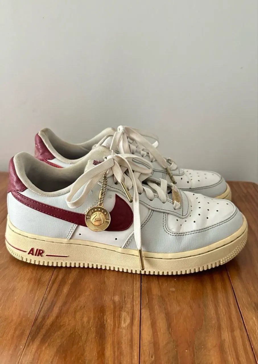 Tênis Nike air force 1 branco e vinho - TAM 37