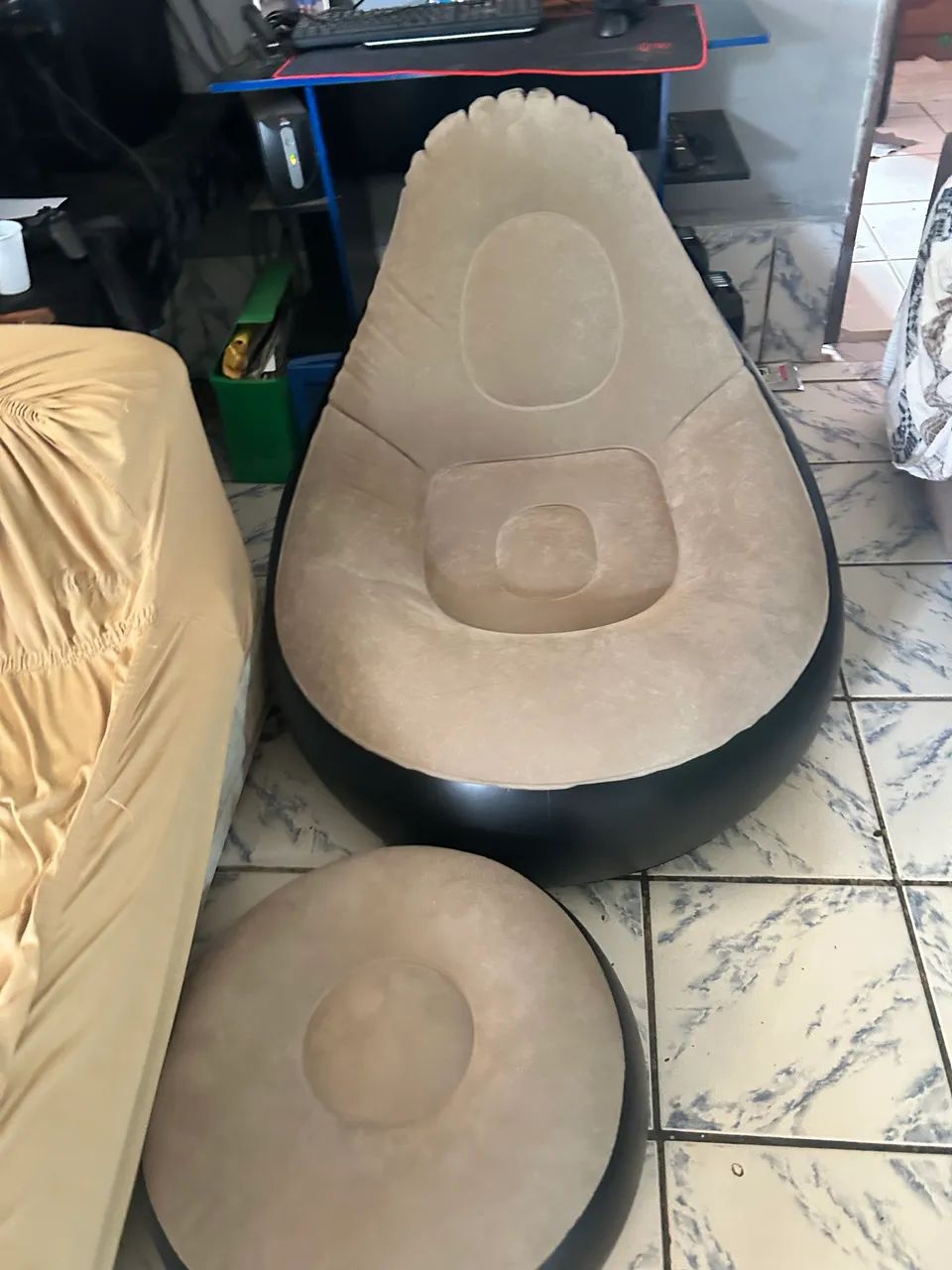 Sofá inflável com base para os pés 