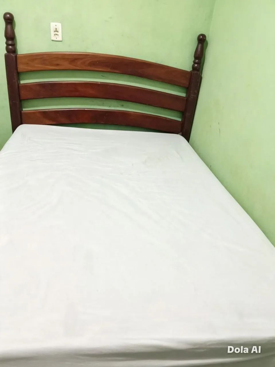 Vendo uma cama de casal com colchão 