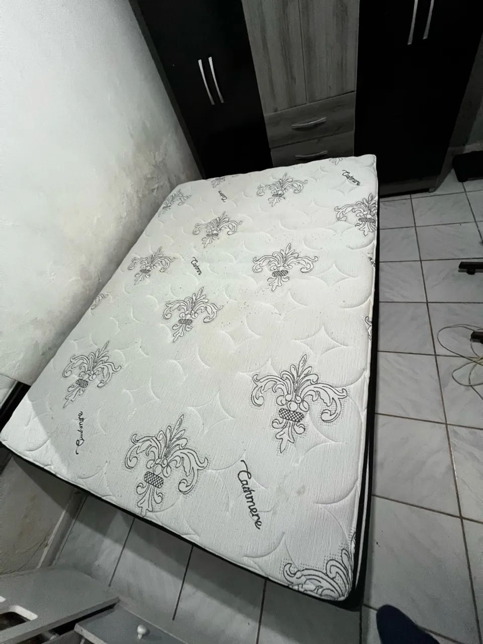 cama box de casal com colchão alto, de molas, e base preta. - Foto 3