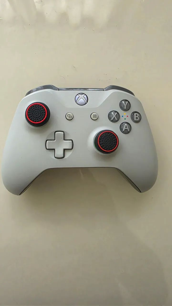 Controle xbox one bem conservado. 
