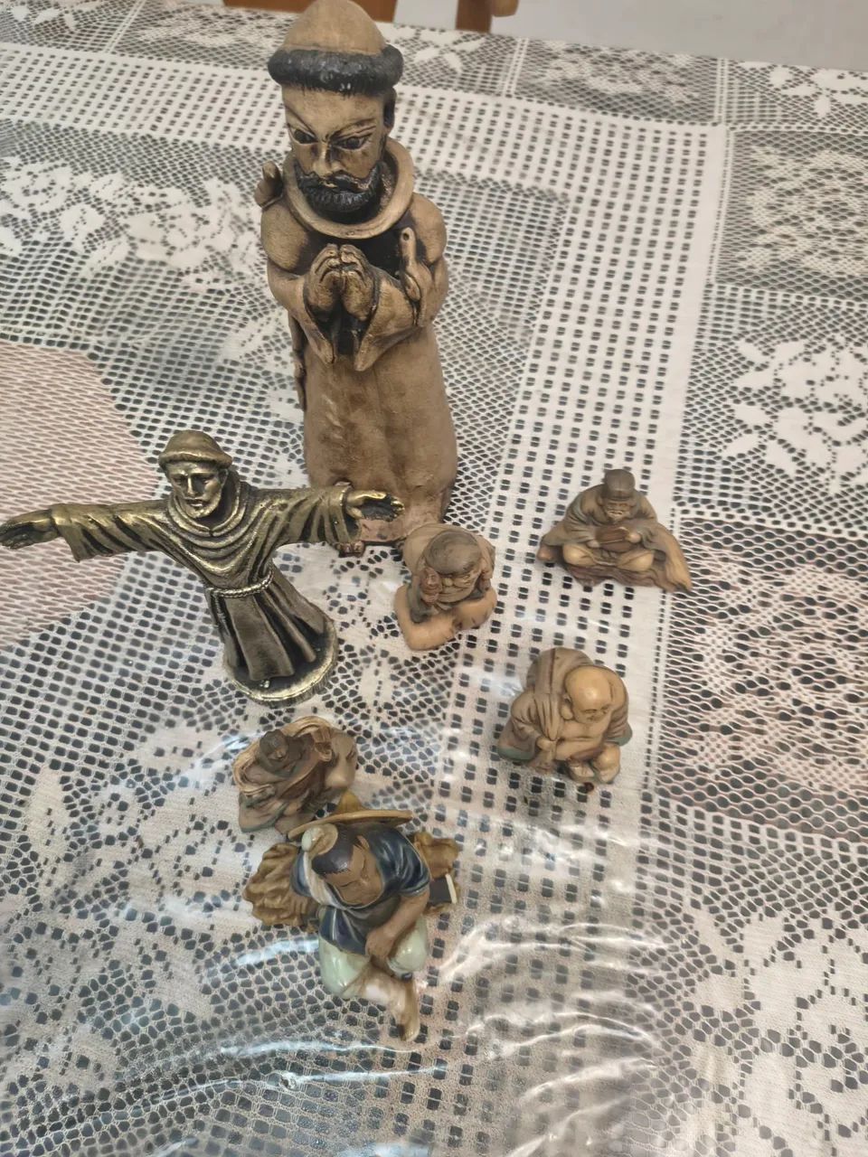 Esculturas são Francisco e chineses  - Foto 2