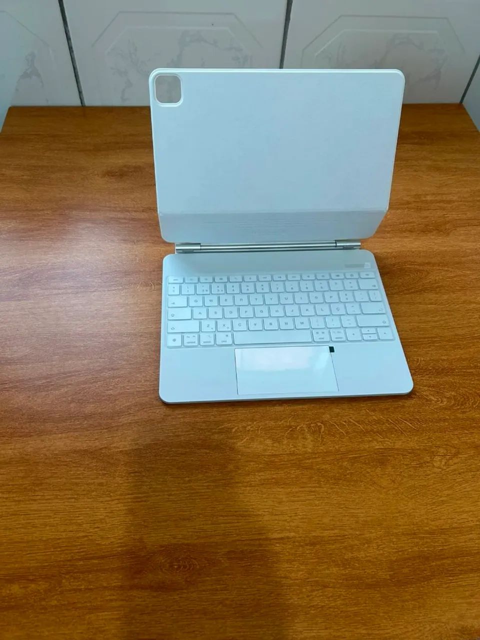 ? Capa Teclado Magnética para iPad 13 - Bluetooth com Trackpad - Foto 2